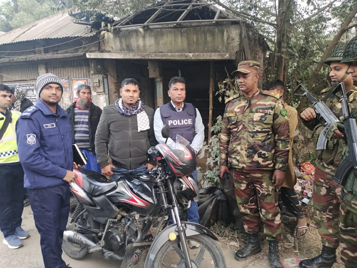 নিরাপত্তা নিশ্চিতে সালথায় যৌথবাহিনীর তল্লাশি