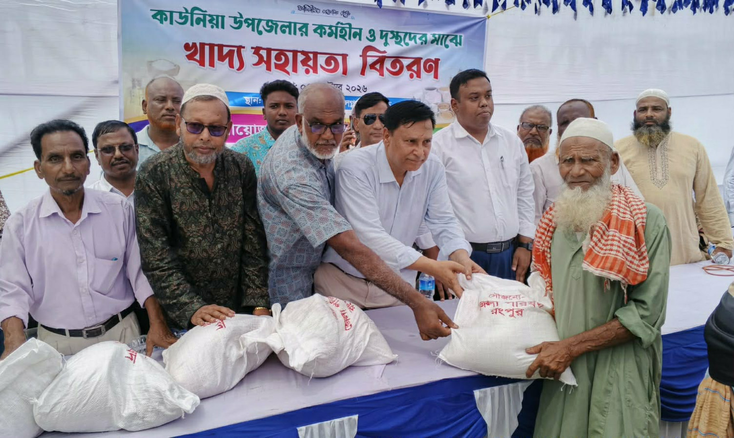 কাউনিয়ায় ৩০০ কর্মহীন ও দুস্থদের  মাঝে জেলা পরিষদের ত্রাণ বিতরণ