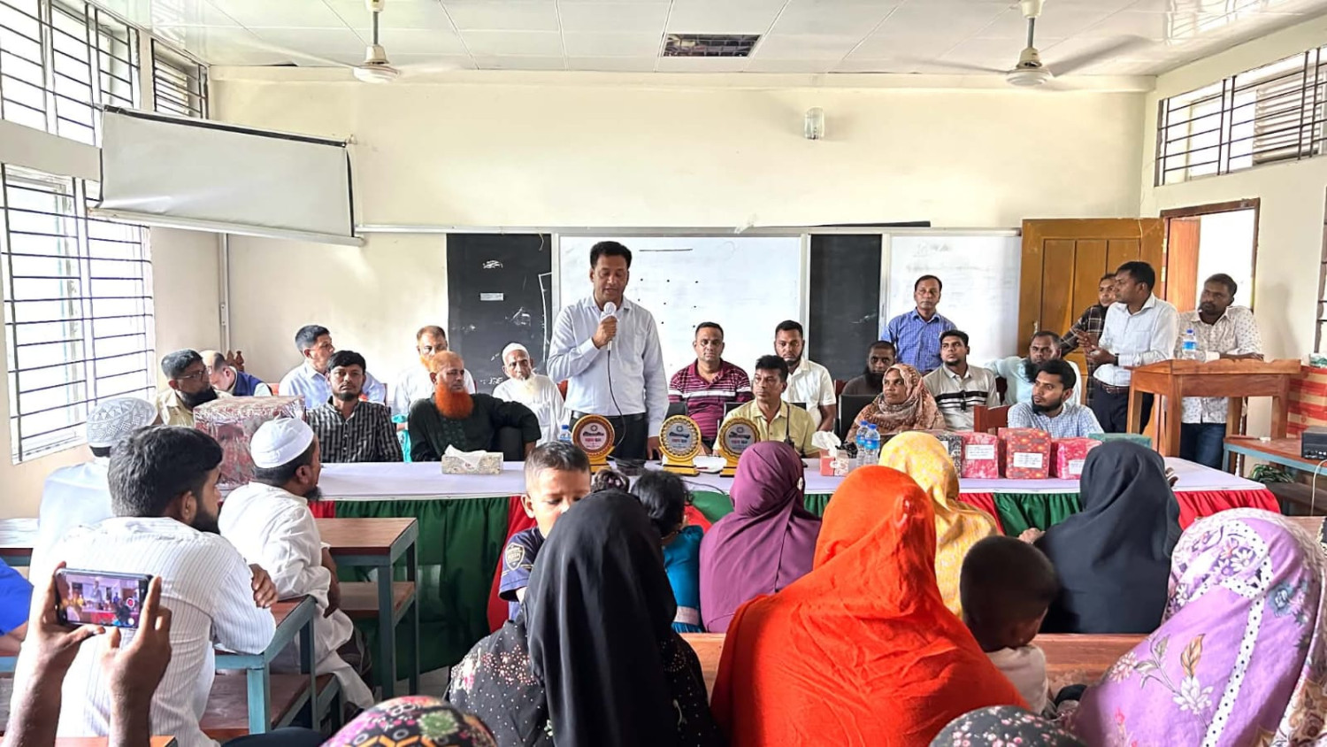 সালথার ইউসুফদিয়ায় কৃতি শিক্ষার্থীদের সংবর্ধনা ও বৃত্তি প্রদান