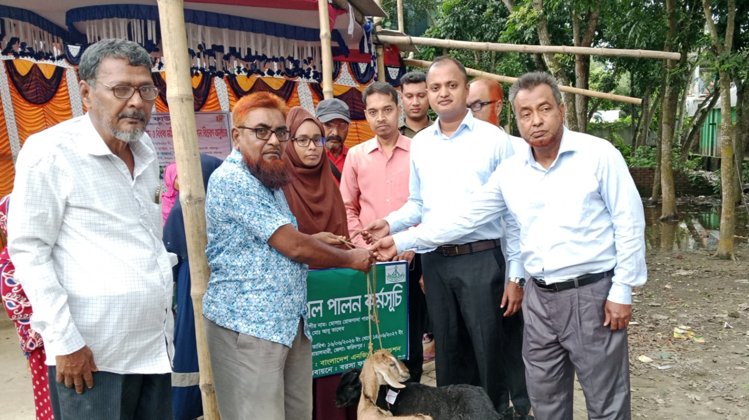 দরিদ্র, স্বামী পরিত্যক্তা ও বিধবা নারীদের স্বাবলম্বী করতে বরসা ফাউন্ডেশনের ছাগল বিতরণ